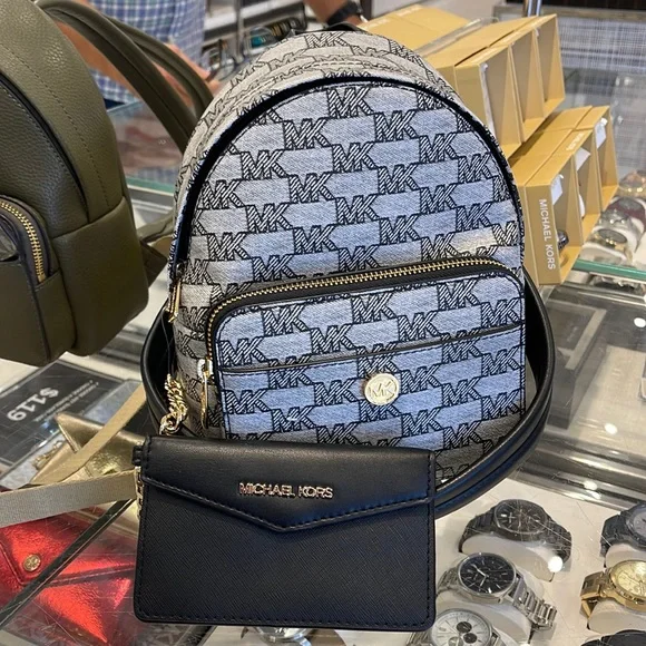 MICHAEL KORS
Maisie Extra-Small Logo 2-in-1 Backpack
Black 
NWT Michael Kors XS 2in1 Black Maisie Backpack main image 3